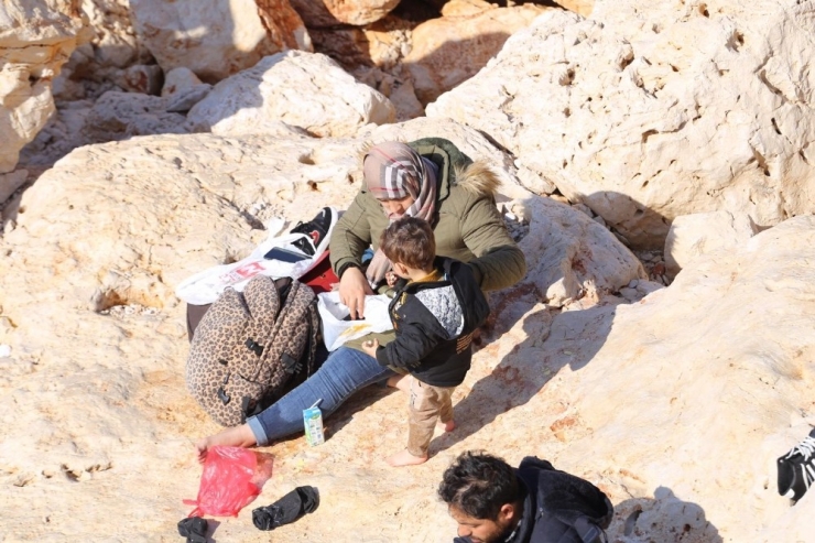 Türk Sahil Güvenlik Botlarını Gören Yunan Botları, Aldıkların Göçmenlerin Botunun Anahtarını Geri Verdi