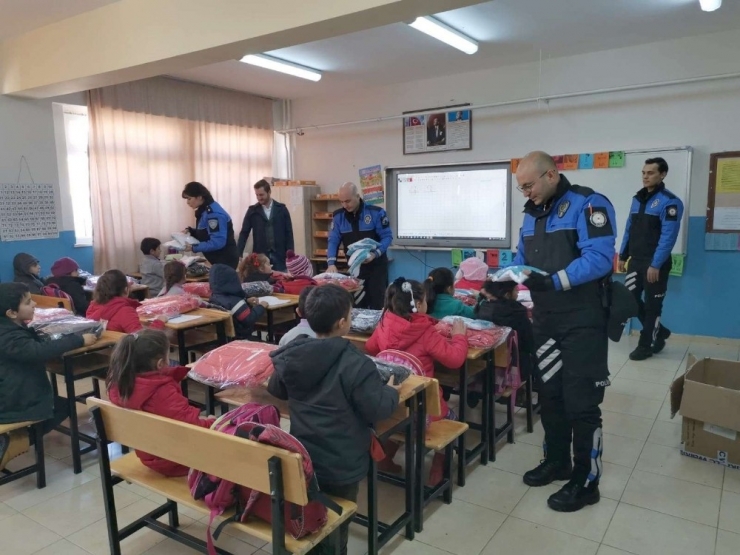 Hakkari Polisi Durankayalı Öğrencileri Sevindirdi