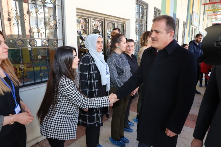 Vali Akbıyık, Çocuklarla Zeka Oyunu Oynadı