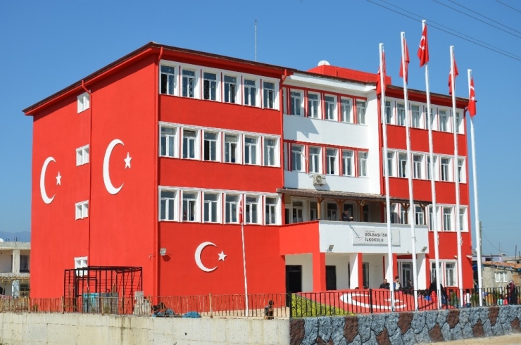 Sınırdaki Okul Türk Bayrağına Boyandı