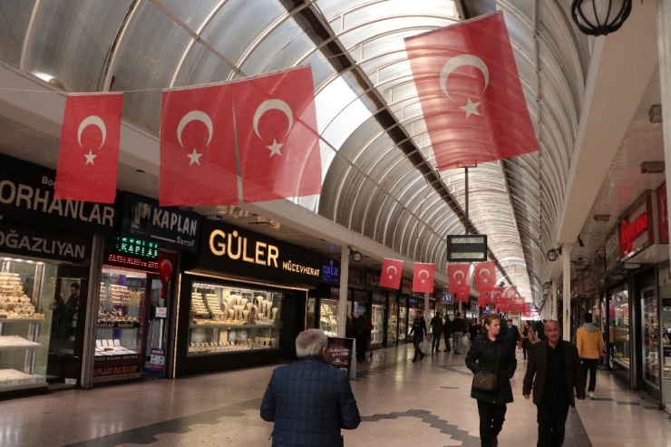 Çarşı ‘Al Bayrağa’ Büründü