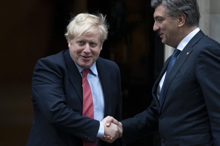 İngiltere Başbakanı Johnson: “Korona Virüsü Tokalaşmamı Engellemeyecek”