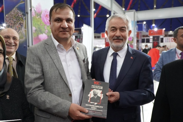 Fuarda Çocuklar Hem Kitap Hem De Fidan Alıyor