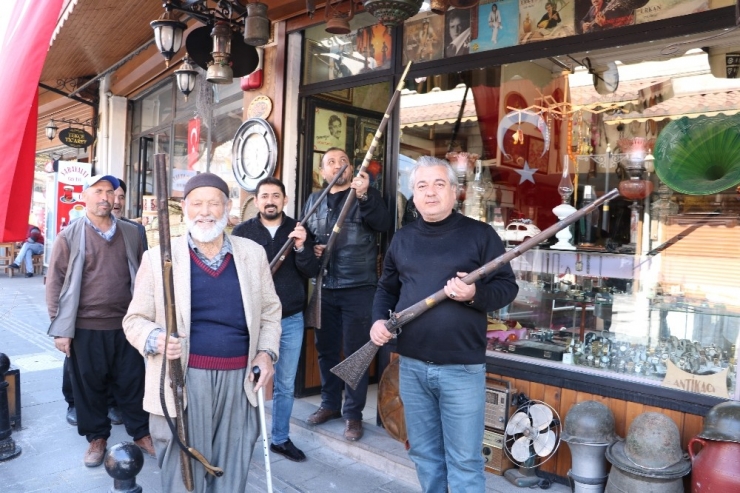 Mehmetçiğe Antika Silahlarla Destek