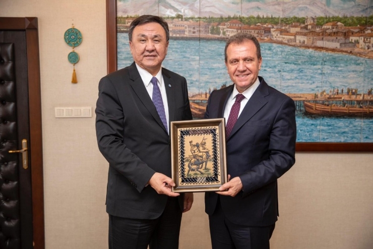 Kırgız Cumhuriyeti Büyükelçisi Ömüraliyev, Başkan Seçer’le Bir Araya Geldi