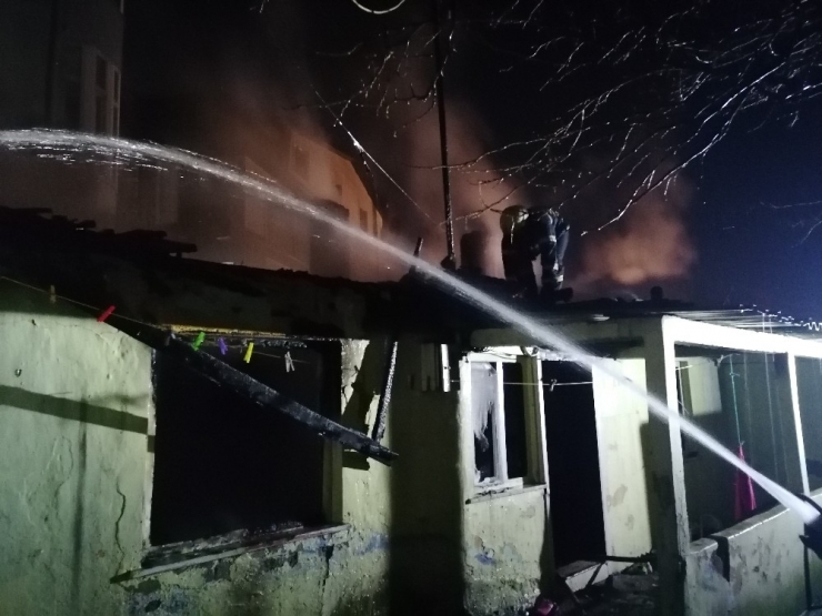 Alevlere Teslim Olan Gecekondu Küle Döndü