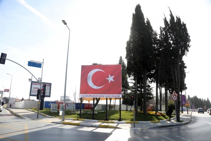 Küçükçekmece Al Bayrağa Büründü