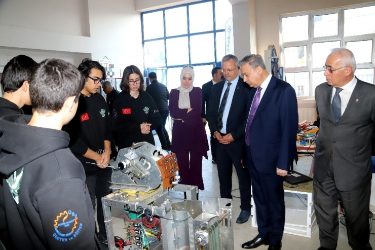 Vali Su, R3d3 Robot Takımının Çalışmalarını İnceledi