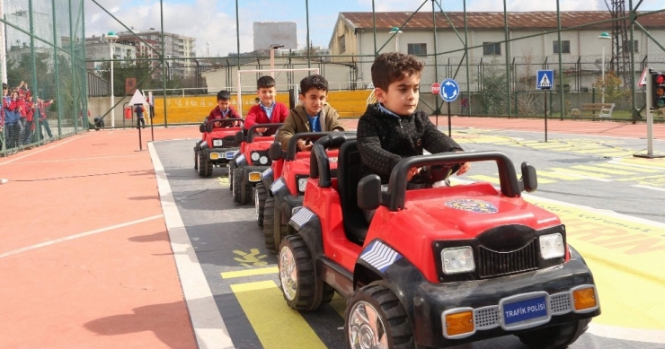 Mobil Trafik Eğitim Tırı Siirt’te Minik Öğrencilerle Buluştu