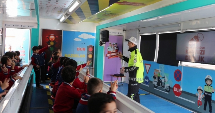 Mobil Trafik Eğitim Tırı Siirt’te Minik Öğrencilerle Buluştu