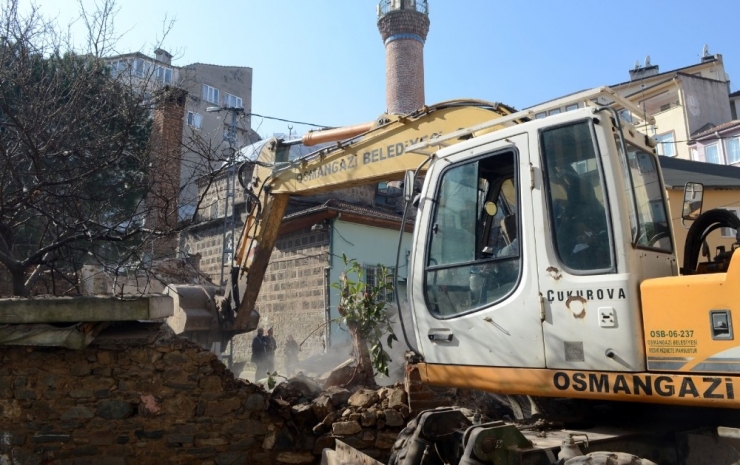 Osmangazi’de Camilerin Çevresi Güzelleştiriliyor