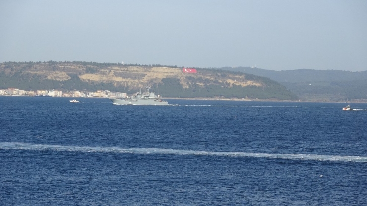 Rus Savaş Gemisi, 2 Türk Sahil Güvenlik Botu Refakatinde Çanakkale Boğazı’ndan Geçti
