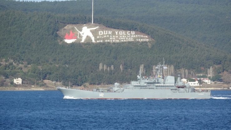 Rus Savaş Gemisi, 2 Türk Sahil Güvenlik Botu Refakatinde Çanakkale Boğazı’ndan Geçti