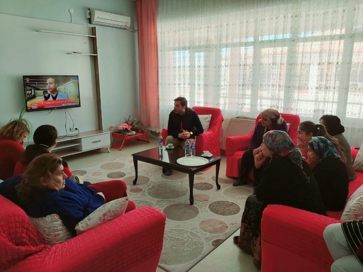Altınküre Okullarında Görevli Psikolog Elazığ’da Depremzedelere Yardımda Bulundu
