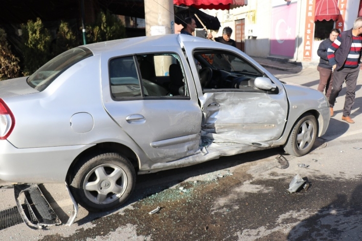 Sakarya’da Okul Servisi İle Otomobil Çarpıştı: 4’ü Çocuk Toplam 6 Yaralı