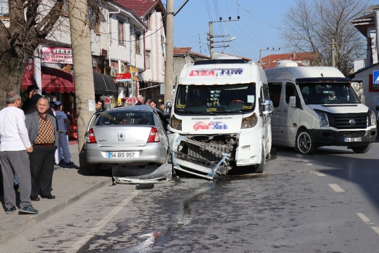 Sakarya’da Okul Servisi İle Otomobil Çarpıştı: 4’ü Çocuk Toplam 6 Yaralı