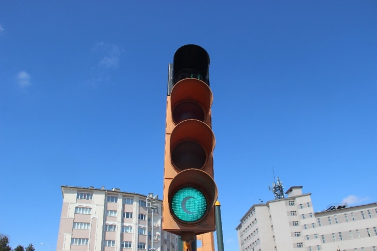 ‘Hilal’ Şeklini Alan Trafik Lambaları Sürücülerin Ve Yayaların Dikkatini Çekti