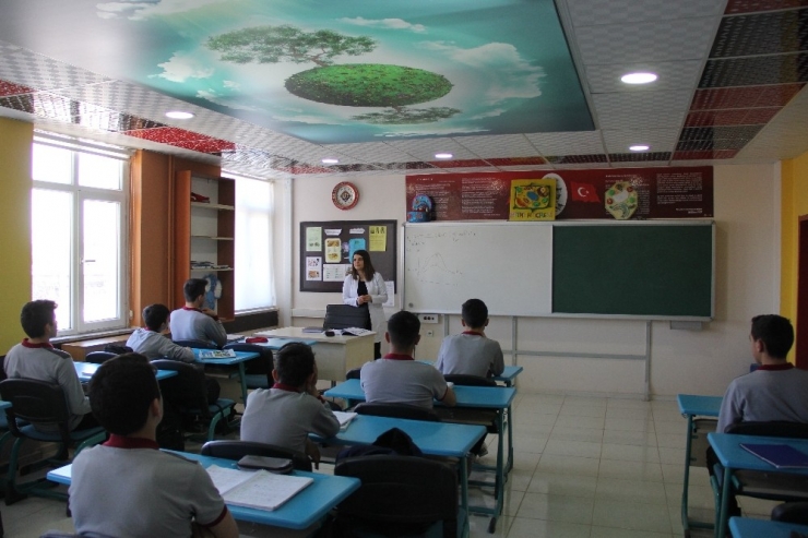 Derslere Göre Dizayn Edilmiş Farklı Sınıflarda Ders Görüyorlar