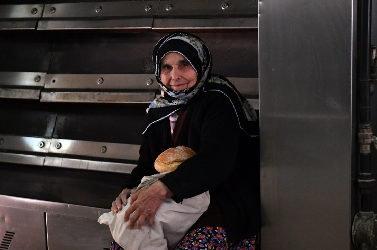 Dürdane Teyze, Torunları İçin Sıcak Ekmek Taşıyor