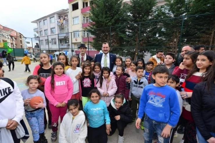 Aydoğdu İlkokuluna Oyun Parkı Ve Spor Alanları Kazandırıldı