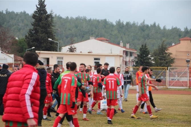 Tekmelerin Havada Uçuştuğu Maçta Sadece Bir Futbolcu Disiplin Kuruluna Sevk Edildi