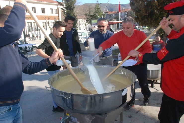 İdlip Şehitleri İçin 5 Bin Kişilik Helva Dağıtıldı