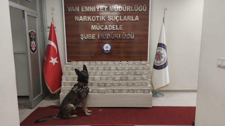 Aracın İç Yan Döşemesinde 37 Kilo 780 Gram Eroin Çıktı