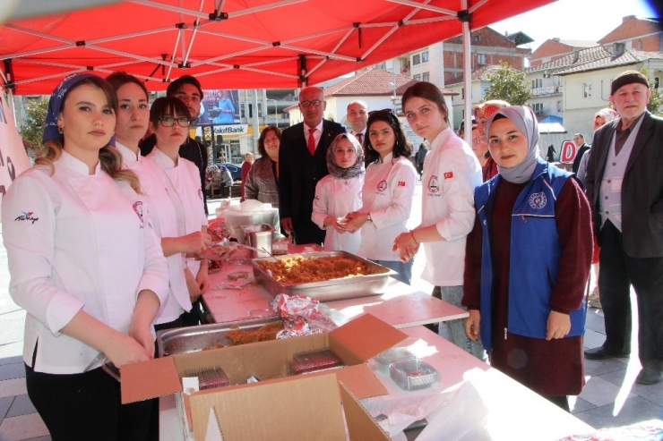 Devrek’te Üniversiteli Öğrenciler Şehitler İçin Helva Dağıttı