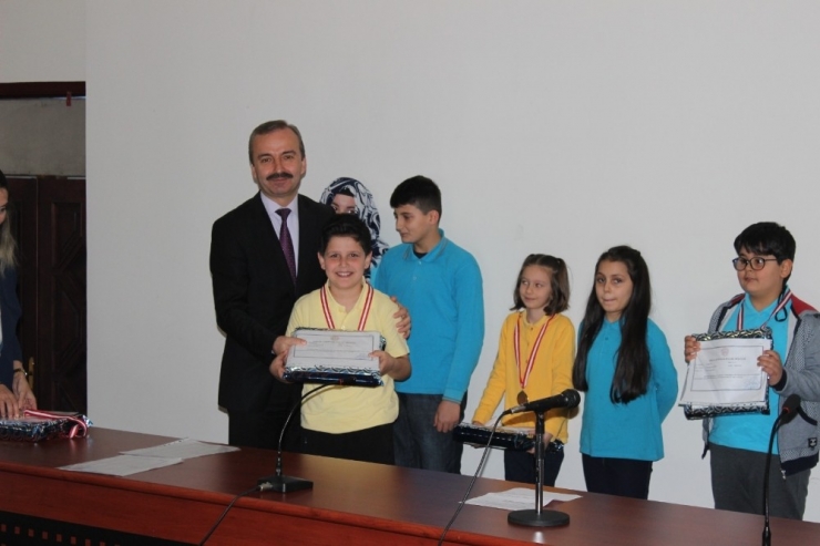 Zeka Oyunları Turnuvasında Başarılı Öğrenciler Ödüllendirildi