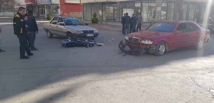 Otomobil İle Motosiklet Çarpıştı: 1 Yaralı