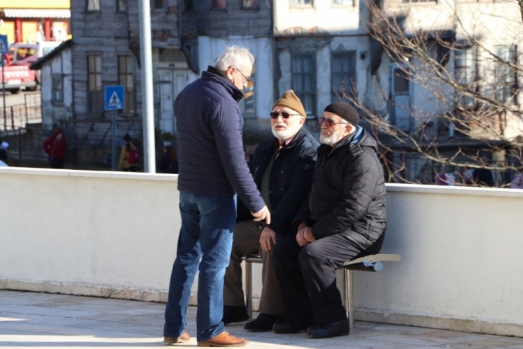 Akçakoca’da Oturma Bankları Yapımına Başladı