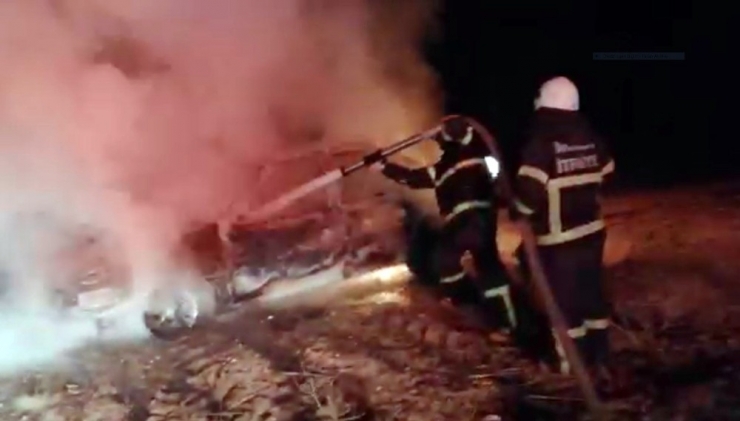 Park Halindeki Otomobil Alev Alev Yandı