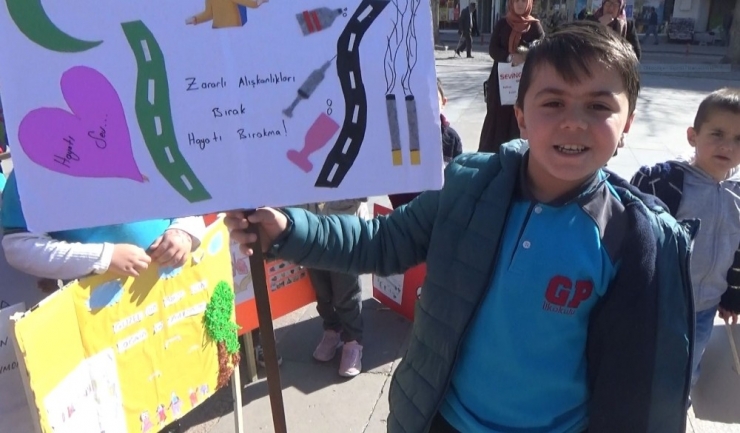 Minik Yürekler Ellerinde Pankartlarla Zararlı Alışkanlıkları Anlattı