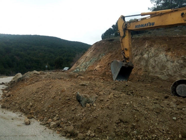 Heyelanla Kapanan Yol Açıldı