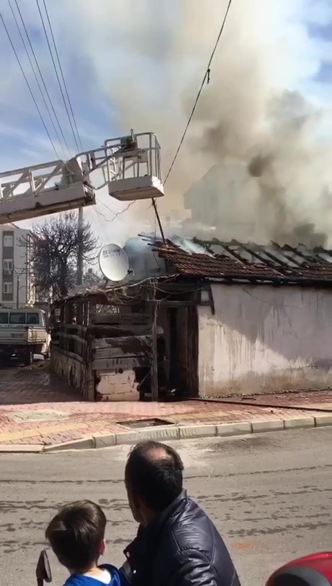 Yangında Müstakil Ev Kullanılamaz Hale Geldi