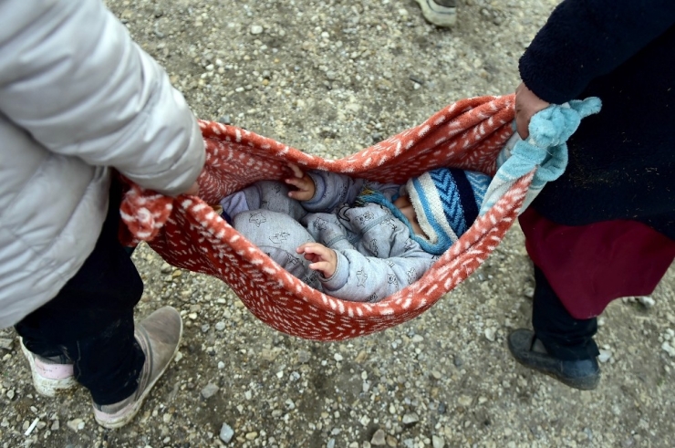 Sınıra Ulaşabilmek İçin 10 Aylık Bebekleriyle 4 Gün Yürüdüler