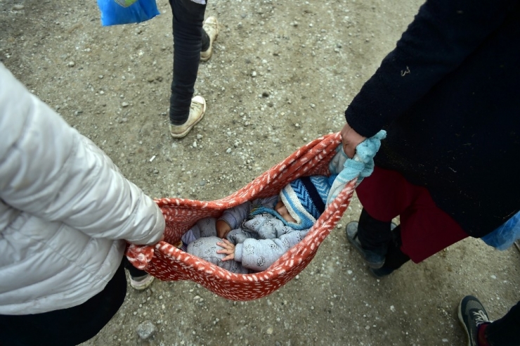 Sınıra Ulaşabilmek İçin 10 Aylık Bebekleriyle 4 Gün Yürüdüler