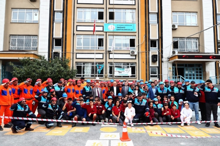 Miniklerin De Katıldığı Deprem Tatbikatı Gerçeği Aratmadı