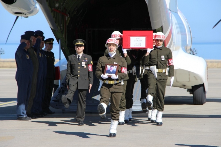 Bahar Kalkanı Harekatı’nda Şehit Olan Uzman Çavuş Tuncer’in Cenazesi Memleketi Trabzon’a Getirildi