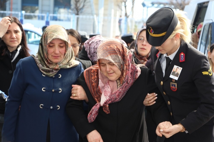 Bahar Kalkanı Harekatı’nda Şehit Olan Uzman Çavuş Tuncer’in Cenazesi Memleketi Trabzon’a Getirildi