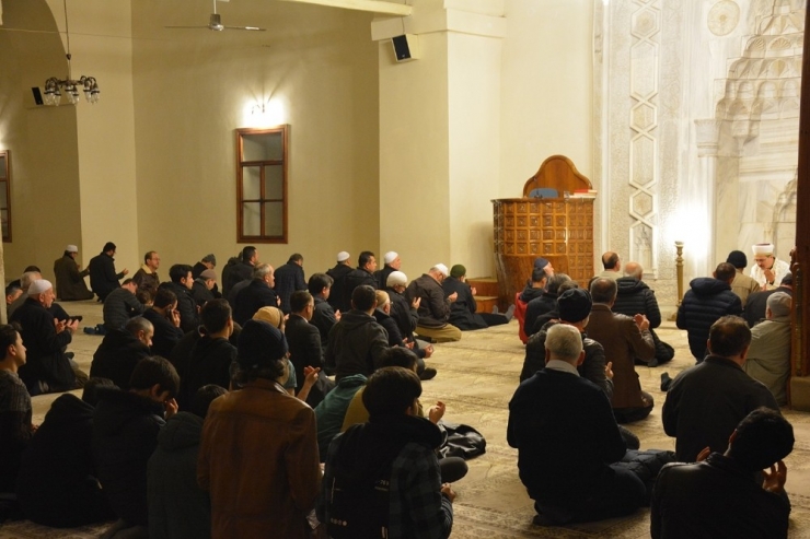 Sinop’ta Askerler Ve Gaziler Elle Semaya Kalktı