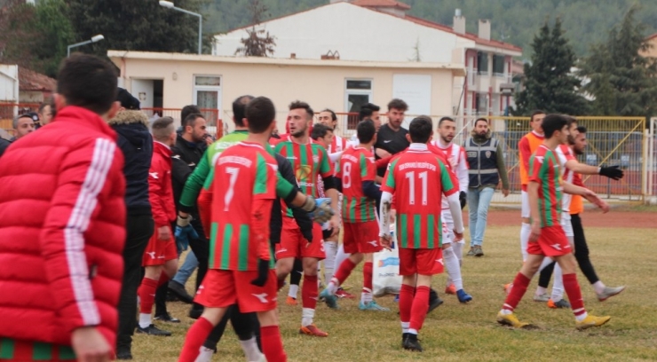 Bileciksporlu 2 Futbolcu, Darp Edildiği İddiasıyla Rakip 4 Futbolcu İçin Suç Duyurusunda Bulundu