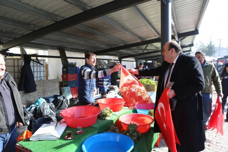 Bolu’da Esnaf Ve Vatandaşlara Türk Bayrağı Dağıtıldı