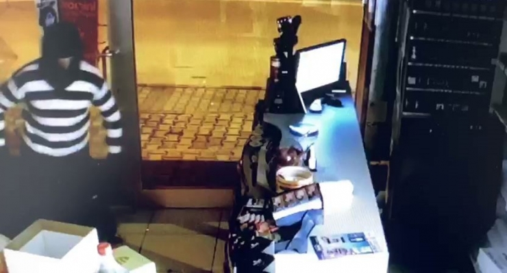 Bolu’da 3 Marketi Soyan Hırsız Güvenlik Kameralarına Yakalandı