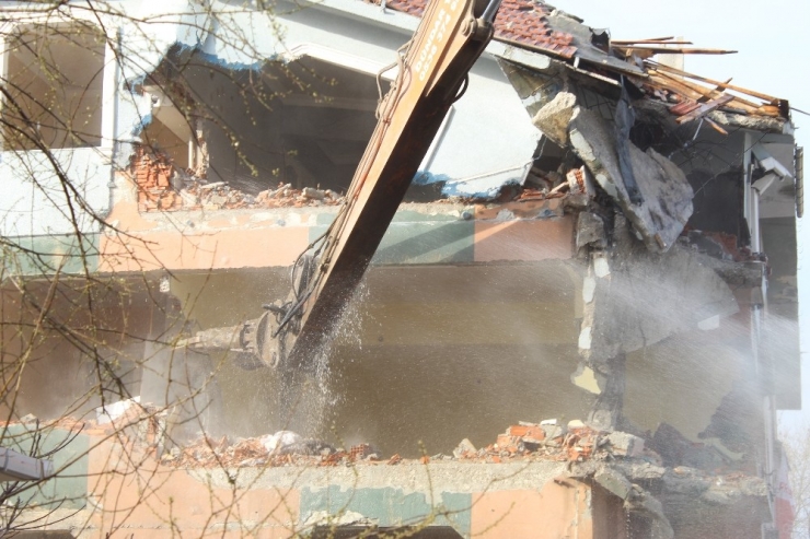 Büyükçekmece’de Ağır Hasarlı İki Bina Daha Yıkıldı
