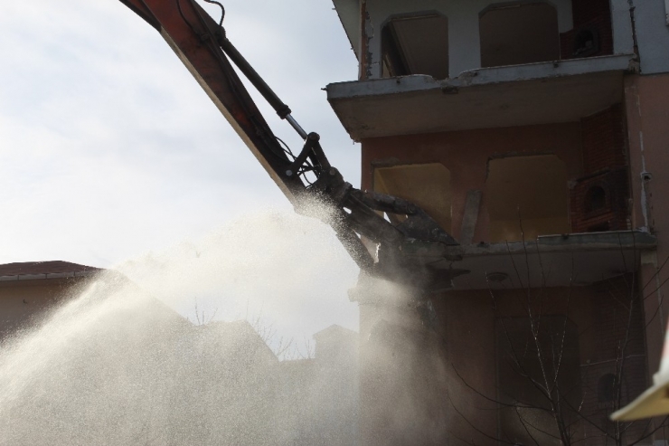 Büyükçekmece’de Ağır Hasarlı İki Bina Daha Yıkıldı
