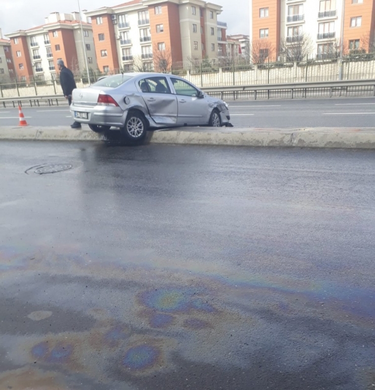 Kontrolden Çıkan Otomobilin Karşı Şeride Geçip Park Halindeki Araçlara Çarptığı Anlar Kamerada