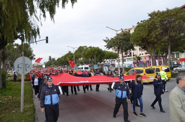 Didim’de Yüzlerce Kişi "Şehitlere Saygı" Yürüyüşüne Katıldı