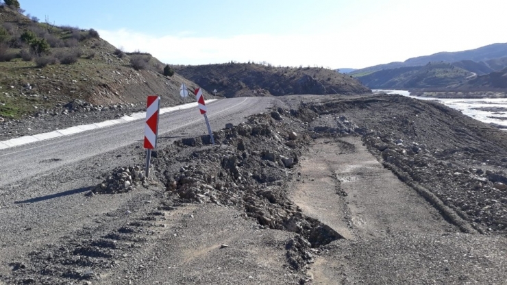 Kulp’ta Yol Çöktü, Ulaşımda Aksamalar Yaşandı