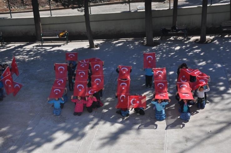 Öğrencilerden Türk Bayraklı İdlib Kareografisi